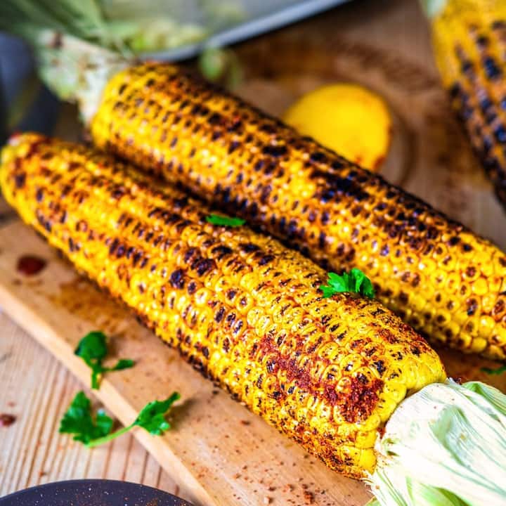 ਕੁਝ ਲੋਕ ਮੱਕੀ ਨੂੰ ਉਬਾਲ ਕੇ ਖਾਂਦੇ ਹਨ ਅਤੇ ਕੁਝ ਲੋਕ ਇਸ ਨੂੰ ਭੁੰਨ ਕੇ ਖਾਂਦੇ ਹਨ। ਤੁਹਾਡੀ ਜਾਣਕਾਰੀ ਲਈ ਤੁਹਾਨੂੰ ਦੱਸ ਦੇਈਏ ਕਿ ਮੱਕੀ ਦੇ ਦਾਣਿਆਂ ਵਿੱਚ ਫਾਈਬਰ, ਵਿਟਾਮਿਨ ਸੀ, ਪ੍ਰੋਟੀਨ ਅਤੇ ਕਾਰਬੋਹਾਈਡ੍ਰੇਟਸ ਭਰਪੂਰ ਮਾਤਰਾ ਵਿੱਚ ਪਾਏ ਜਾਂਦੇ ਹਨ।