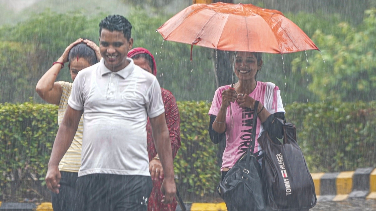 Delhi Rains: दिल्ली में आज भी बरस रहे बादल, मौसम विभाग ने जताई मध्यम से भारी बारिश की संभावना