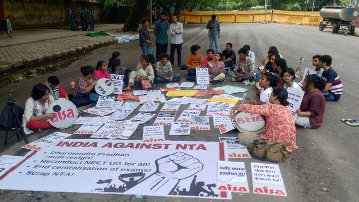 इस दौरान एनटीए के खिलाफ प्रदर्शन कर रहे छात्रों ने एनडीए सरकार की ओर से उनकी दुर्दशा के प्रति अपनी निष्क्रियता के प्रति असंतोष व्यक्त किया.