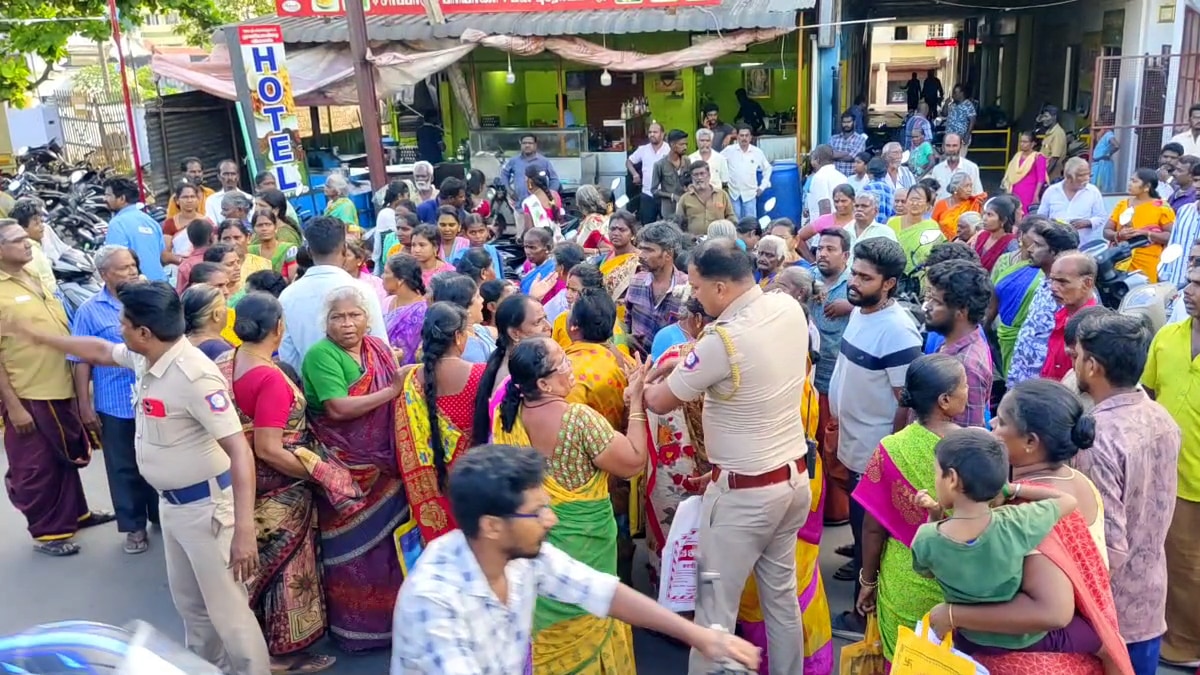 பழனி கிரிவல பாதையில் வசித்து வந்த மக்கள் சாலை மறியல் - அதிகாரிகள் ஏமாற்றி விட்டதாக புகார்