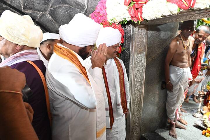 वारीतल्या मुख्य पालख्यांतील दिंड्यांना प्रतिदिंडी 20 हजार रुपयांचे अर्थसाह्य आदी महत्वपूर्ण निर्णय घेतल्याबद्दल वारकरी संत महंत पाईक संघटनांमधील प्रमुख महाराज यांच्यावतीने मुख्यमंत्री एकनाथ शिंदे यांचा सत्कार करण्यात आला.