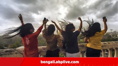 Weather Alert : বজ্র-বিদ্যুৎ সহ বৃষ্টির সঙ্গে ৩০ থেকে ৫০ কিলোমিটার দমকা ঝোড়ো হওয়া বইবে। সঙ্গে বজ্রপাতের আশঙ্কাও রয়েছে ।