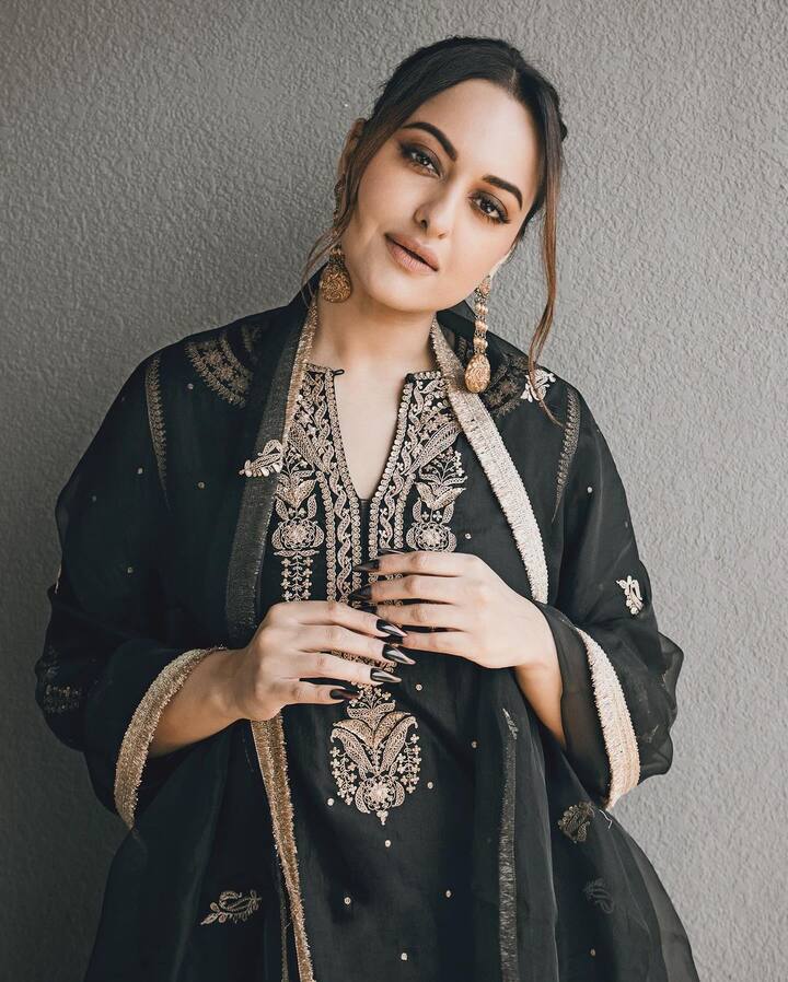 Sonakshi Sinha First Movie Post Marriage: 'కాకుడా' సినిమా మరో స్పెషాలిటీ ఏమిటంటే... సోనాక్షి సిన్హా పెళ్లి తర్వాత ప్రేక్షకుల ముందుకు వస్తున్న ఆవిడ తొలి సినిమా. థియేటర్లలో కాకుండా డిజిటల్ రిలీజ్ చేస్తున్నారు.