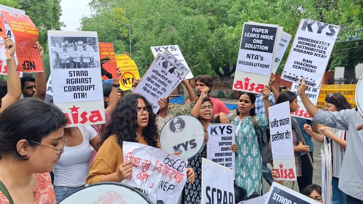 छात्रों ने केंद्र की एनडीए सरकार पर आरोप लगाते हुए कहा कि हाल ही में NEET और NET परीक्षाओं से संबंधित पेपर लीक की घटनाएं, उसके बाद CSIR UGC NET को स्थगित करना, ऐसी घटनाएं नहीं हैं जो अलग-थलग हुई हैं. यह एक बड़ी व्यवस्थागत समस्या का प्रतीक है. बीजेपी नेतृत्व वाली एनडीए का इरादा स्पष्ट है कि शिक्षा प्रणाली को पूरी तरह से कॉरपोरेट बना दिया जाए. उनका कहना है कि जब तक छात्रों द्वारा रखी गई सभी मांगें पूरी नहीं हो जाती और कॉरपोरेटीकरा की योजना बंद नहीं हो जाती, तब तक उनका यह धरना प्रदर्शन जारी रहेगा.