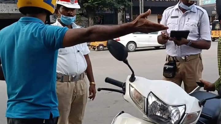 अगर आपकी शिकयत सही होती है तो फिर उस ट्रैफिक पुलिस कर्मी पर कार्रवाई की जा सकती है. लेकिन इस बीच आपको यह ध्यान रखना है कि आप उस पुलिस कर्मी से बहसबाजी ना करें. अगर पुलिस कर्मी दस्तावेज दिखाने को कहे तो दिखा दें.