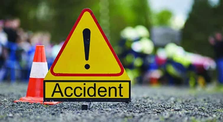 Bhandara accident News Two died due to speeding car going out of control on The flyover at Sakoli Raipur Nagpur National Highway maharashtra marathi news Bhandara News : लग्न समारंभासाठी निघालेल्या माय लेकावर काळाचा घाला; भरधाव कार अनियंत्रित झाल्याने दोघांचा दुर्देवी मृत्यू 