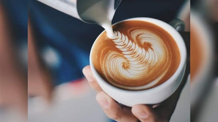 अगर आप हाई ब्लड प्रेशर के शिकार हैं तो कॉफी को लेकर आपको तरह तरह की सलाह सुनने को मिलती होंगी. चलिए आज बात करते हैं कि क्या वाकई कॉफी बीपी को बढ़ा देती है.