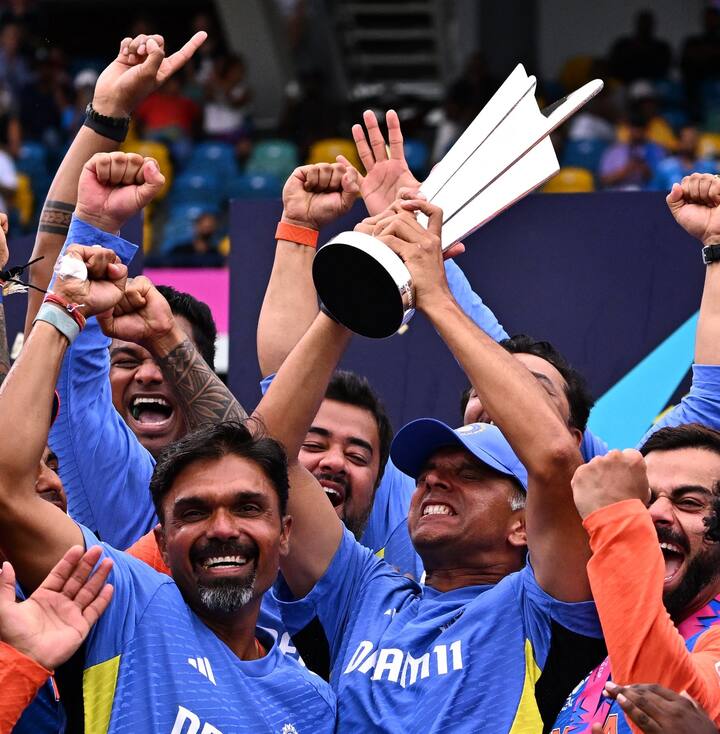 राहुल द्रविड नेहमी शांत आणि संयमी म्हणून ओळखले जातात. यावेळी आयसीसी टी-20 विश्वचषकाची ट्रॉफी हातात येताच राहुल द्रविड खूप आनंदी झाले. तसेच त्यांनी भन्नाट सेलीब्रेशन देखील केले. राहुल द्रविड यांचे हे रुप कधीच पाहिले नसेल.