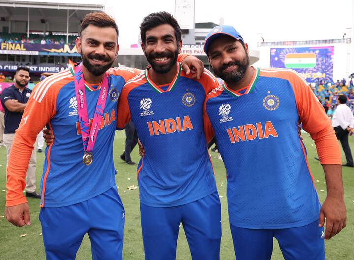 जसप्रीत बुमराहनं टी 20 वर्ल्ड कपच्या 8 मॅचेसध्ये  15 विकेट घेतल्या. यामुळं त्याला प्लेअर ऑफ द टूर्नामेंट पुरस्कार देऊन बुमराहचा गौरव करण्यात आला.