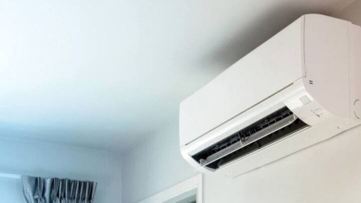 एसी बीच-बीच में बंद होती रहेगी. तो बिजली का खपत भी कम होगी. इससे बिजली का बिल भी कम आएगा. इसलिए एसी को बीच-बीच में ऑन ऑफ करते रहना चाहिए.