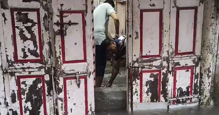 ખાસ વાત છે કે, છેલ્લા બે કલાકમાં વલસાડ જિલ્લાના વાપીમાં 4 ઈંચ વરસાદ ખાબક્યો છે. આ સાથે સવારે આઠ વાગ્યા સુધીમાં સુરતના મહુવામાં 2 ઈંચ વરસાદ ખાબક્યો છે,