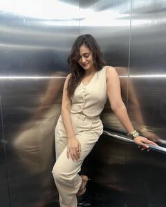 Shweta Tiwari Pics: बॉसी लेडी लुक में श्वेता तिवारी ने दिए किलर पोज, हुस्न देख फैंस के उड़े होश, बोले - ‘इन्हें बुड्ढा ना होने का वरदान मिला है’