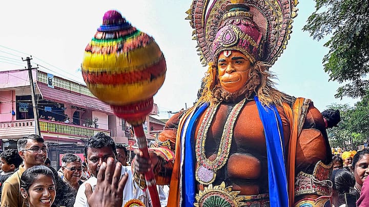 ধর্মীয় বিশ্বাস, ভগবান হনুমানের আর্শীবাদ পেতে গেলে ভগবান রামের আরাধনা করলেই সুফল মেলে। আবার হনুমান চালিশা বা হনুমানের ১০৮টি নামের জপ করলেও সন্তুষ্ট হন পবনপুত্র। (ছবি সৌজন্য- পিটিআই)