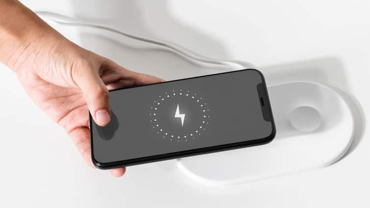 iPhone Battery Health Tips do Not Charge Your phone more than 80 percent know reason here iPhone को चार्ज करते समय कर रहे ये गलती तो आज ही सुधार लें, वरना होगा भारी नुकसान