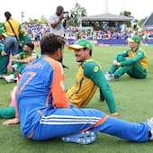 भारतानं दक्षिण आफ्रिकेला 7 धावांनी पराभूत करत टी 20 वर्ल्ड कपचं विजेतेपद मिळवलं. भारताचा संघ आनंदोत्सव साजरा करत होता. तर, दक्षिण आफ्रिका पहिल्यांदा आयसीसीच्या स्पर्धेच्या अंतिम फेरीत पोहोचली होती. भारतानं आफ्रिकेच्या हातून विजय हिरावला. यानंतर आफ्रिकेचे खेळाडू निराश झाले होते. भारताचा विकेट कीपर रिषभ पंतनं आफ्रिकेच्या क्विटंन  डी कॉक सोबत चर्चा केली.