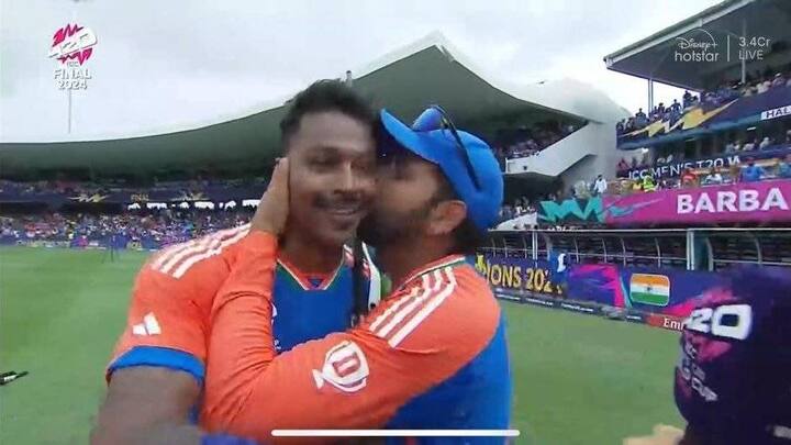 रोहित शर्मानं भारतानं टी 20 वर्ल्ड कप फायनलमध्ये विजय मिळवल्यानंतर जंगी सेलिब्रेशन केलं. रोहित शर्मानं उपकॅप्टन हार्दिक पांड्याला त्याच्या कामगिरीबद्दल कौतुक म्हणून किस केलं. हार्दिकनं क्लासेन आणि मिलरची विकेट घेतली.