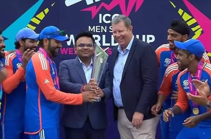 2024 டி20 உலகக் கோப்பை இறுதிப் போட்டியில் தென்னாப்பிரிக்காவை வீழ்த்தி, கிரிக்கெட் வரலாற்றில் 50 டி20 போட்டிகளில் வென்ற முதல் கேப்டன் என்ற பெருமையை ரோஹித் ஷர்மா பெற்றார். இந்திய அணியில் இருந்த ஒவ்வொரு வீரரும் அவரவர்களின் பணியை செம்மையாக செய்ததே, இந்த இறுதிப்போட்டியை சிறப்பாக்கியது. (Photo Credits : PTI)