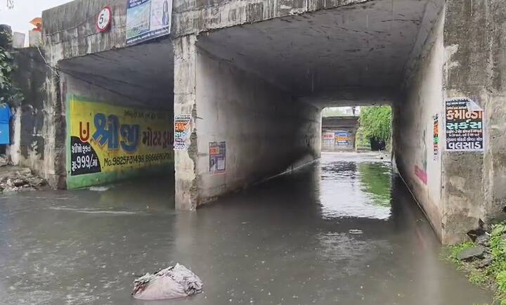 આ ધોધમાર વરસાદથી વલસાડ જળબંબાકાર થયુ છે. વહેલી સવારથી વલસાડમાં ધોધમાર વરસાદ શરૂ થયો છે જેના કારણે શહેરના અલગ-અલગ વિસ્તારોમાં કેડસમા પાણી ભરાયા છે.