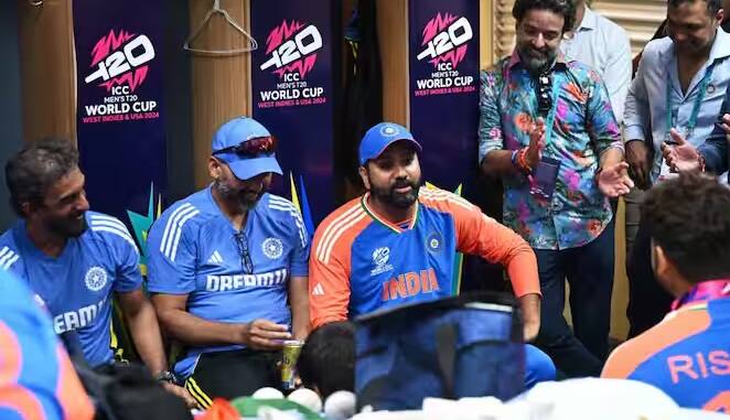 ટીમ ઈન્ડિયાએ T20 વર્લ્ડ કપ 2024 જીતી લીધો છે. આ ટ્રોફી જીતવી એ દરેક ખેલાડીનું સપનું હોય છે. પરંતુ રોહિત શર્માની કેપ્ટનશીપ હેઠળની ભારતીય ટીમે આ સપનું સાકાર કર્યું. આ જીત બાદ ટીમ ઈન્ડિયાના ડ્રેસિંગ રૂમમાં ખૂબ જ સારો માહોલ જોવા મળ્યો હતો. મુખ્ય કોચ રાહુલ દ્રવિડ, કેપ્ટન રોહિત શર્મા અને વિરાટ કોહલીએ પણ સ્પીચ આપી હતી.