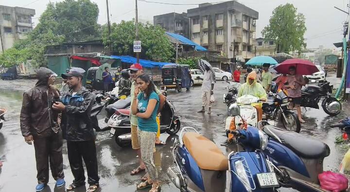 હાલમાં લેટેસ્ટ આંકડા પ્રમાણે, ગુજરાતમાં વલસાડમાં સૌથી વધુ 4 ઇંચ વરસાદ ખાબક્યો છે, અને જળબંબાકારની સ્થિતિ સર્જાઇ છે. અહીં સવારે આઠ વાગ્યા સુધીના વરસાદના આંકડા આપવામા આવ્યા છે, જુઓ....