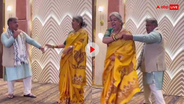 Groom parents did an amazing dance at the wedding sangeet ceremony video goes viral Video: दूल्हे के मां बाप ने संगीत में डांस कर मचाया तहलका, वीडियो देख आप भी दांतों तले दबा लेंगे अंगुलियां