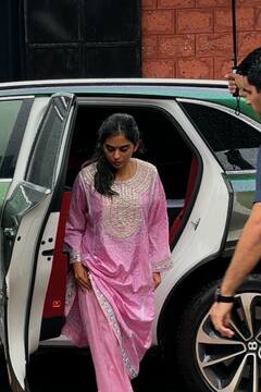 Anant-Radhika Wedding: भाई अनंत की शादी से पहले पति संग पूजा में शामिल हुईं ईशा अंबानी, पिंक सूट में दिखा सादगी भरा अंदाज