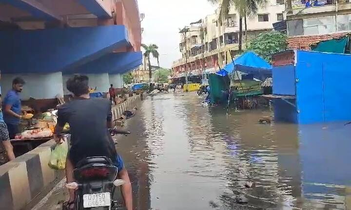 ઉમરગામમાં ભારે વરસાદથી સ્ટેશન રોડ પર કેટલીક જગ્યાએ રસ્તા ઉપર પાણી ભરાયા હતા. સંજાણમાં પણ ચાર રસ્તા અને બ્રિજ નજીક રસ્તા પર પાણી ભરાઈ ગયા હતા.  રાહદારીઓને વાહન ચાલકોએ મુશ્કેલીનો સામનો કરવો પડ્યો હતો. હજુ પણ જિલ્લામાં ભારે વરસાદની હવામાન વિભાગે આગાહી કરી છે.