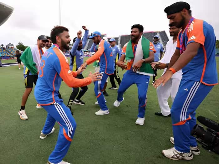 Best Video viral of Virat Kohli and Arshdeep Singh Bhangra Dance after india won cricket icc t20 world cup 2024 in west indies T20 WC Final: જીત સાથે ઝૂમી ઉઠ્યા ખેલાડીઓ, કોહલી-અર્શદીપે મેદાન પર કર્યો ભાંગડા ડાન્સ, વીડિયો વાયરલ