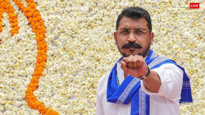 राजनीतिक विश्लेषक प्रोफेसर बद्री नारायण ने यूपी तक से बातचीत में बताया कि मुझे लगता है कि नगीना सीट से सांसद चंद्रशेखर आजाद का राजनीति में आना कैसे हुआ? उन्होंने बकाया कि बसपा सुप्रीमो मायावती का सक्रिय राजनीति के तौर पर एक्टिव नहीं रहीं. जिसके कारण ही चंद्रशेखर का राजनीतिक तौर पर उभार हो पाया है.