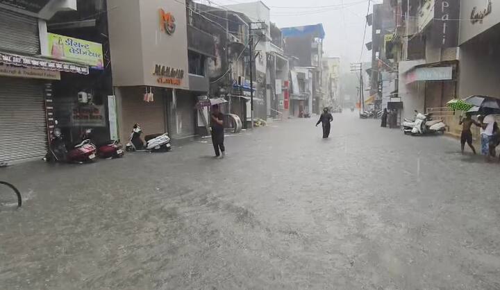 વલસાડ જિલ્લામાં આજે વહેલી સવારથી જ ભારે વરસાદ વરસી રહ્યો છે. જિલ્લાના તમામ તાલુકાઓમાં સતત વરસાદ ને કારણે શહેરી વિસ્તારોમાં જનજીવન પ્રભાવિત છે. આજે વહેલી સવારથી જ અહીં મેઘરાજા મહેરબાન થયા છે.