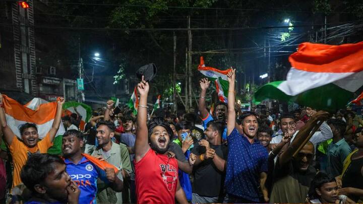 भारत की जीत के बाद प्रशंसक तिरंगे झंडे के साथ नाचते नजर आए. सोशल नेटवर्क पर कई तरह की तस्वीरें सामने आई हैं।