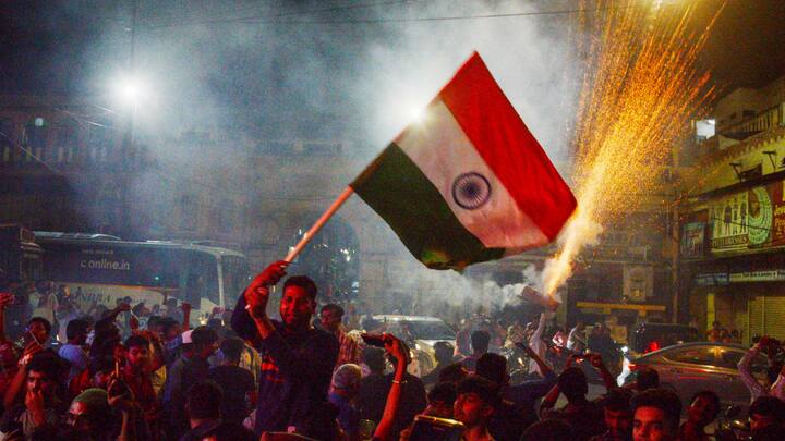 बहरहाल, भारत की जीत के बाद पूरे देश में खुशी और जश्न का माहौल है.  सोशल मीडिया पर कई तस्वीरें वायरल हो रही हैं जिनमें भारत के अलग-अलग हिस्सों में लोगों को देर रात जीत का जश्न मनाते देखा जा सकता है.  (फोटो क्रेडिट: सोशल मीडिया)