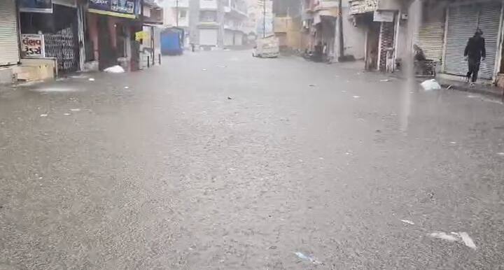 મળતી માહિતી પ્રમાણે, ગુજરાતમાં સવારથી જ મેઘરાજાએ ધમાકેદાર બેટિંગ શરૂ કરી દીધી છે. લેટેસ્ટ અપડેટ પ્રમાણે, વલસાડમાં મેઘરાજા કોપાયમાન થયા છે. વલસાડના વાપીમાં સૌથી વધુ બે કલાકમાં 4 ઇંચ વરસાદ ખાબક્યો છે.