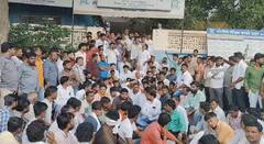 सरपंचाच्या हत्या प्रकरणी स्थानिकांचा आक्रमक पवित्रा; बबन गीतेंच्या अटकेसाठी जमावाचा थेट पोलीस स्टेशनलाच घेराव