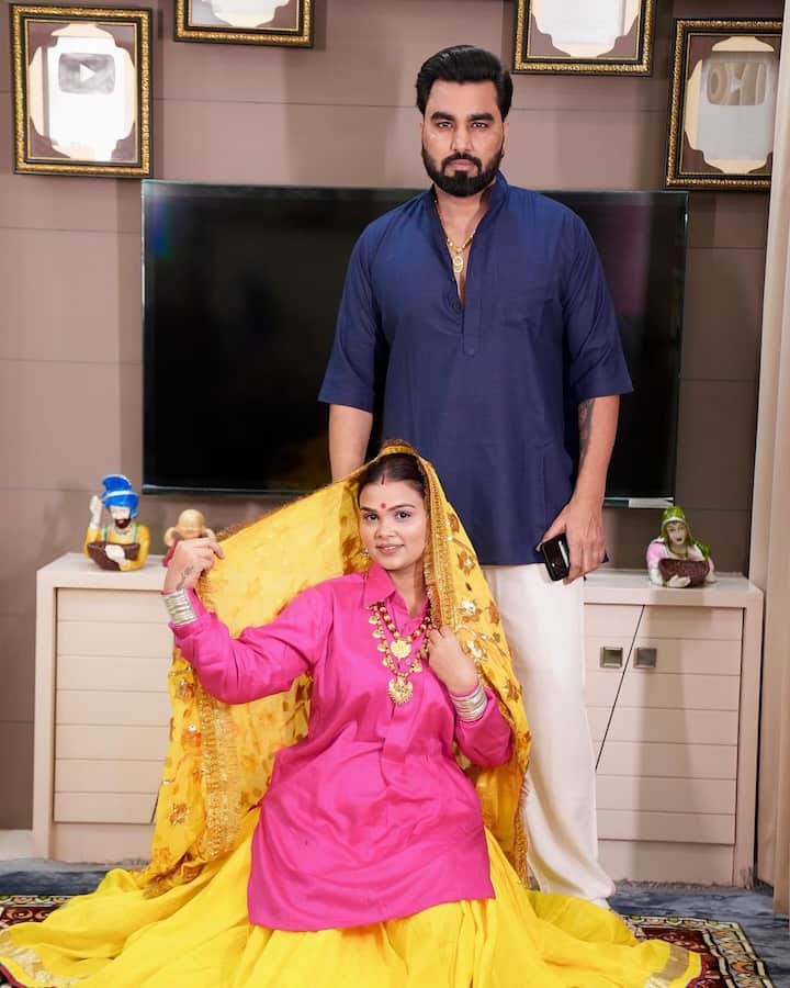 अरमान की इस शादी से उनके और पायल के परिवार के बीच खूब बवाल मचा था. करीब डेढ़ साल वो पायल से अलग भी रहे, लेकिन फिर पायल ने कृतिका को अपना लिया और आज ये तीनों एकसाथ एक ही घर में रहते हैं.