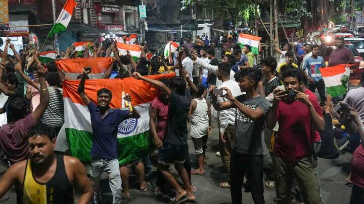 भारत की जीत के बाद देशभर में जश्न मनाया गया. मुंबई, दिल्ली, बेंगलुरु, कानपुर और पटना समेत देश के ज्यादातर हिस्सों में पटाखे जलाए गए.