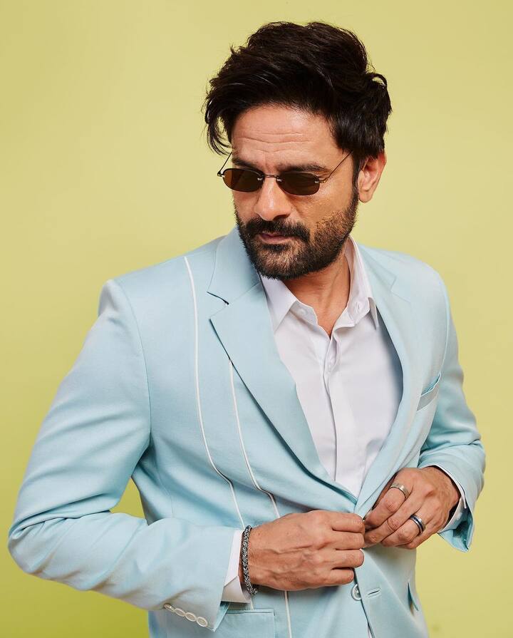 इसके बाद जयदीप ने एक बॉडी ट्रांसफोर्मेशन का मोंताज भी शेयर किया था. इसके साथ उन्होंने लिखा था- 'मोंताज बनाने के लिए पहले बॉडी बनाना पड़ती है. धन्यवाद प्रज्वल सर.'