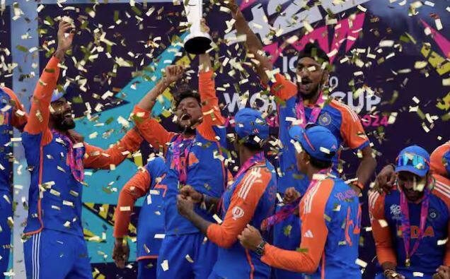 ਟੀ-20 ਵਿਸ਼ਵ ਕੱਪ 2024 ਵਿੱਚ ਭਾਰਤ ਦੇ ਖਿਤਾਬ ਜਿੱਤਣ ਤੋਂ ਬਾਅਦ ਪ੍ਰਸ਼ੰਸਕਾਂ ਨੇ ਜਸ਼ਨ ਮਨਾਇਆ। ਟੀਮ ਇੰਡੀਆ ਨੇ ਫਾਈਨਲ 'ਚ ਦੱਖਣੀ ਅਫਰੀਕਾ ਨੂੰ ਹਰਾਇਆ ਸੀ। ਇਸ ਜਿੱਤ ਨਾਲ ਭਾਰਤ ਨੇ 17 ਸਾਲ ਬਾਅਦ ਟੀ-20 ਵਿਸ਼ਵ ਕੱਪ ਦਾ ਖਿਤਾਬ ਜਿੱਤ ਲਿਆ ਹੈ। ਭਾਰਤ ਦੀ ਜਿੱਤ ਦੇ ਨਾਲ ਹੀ ਵਿਰਾਟ ਕੋਹਲੀ ਅਤੇ ਰੋਹਿਤ ਸ਼ਰਮਾ ਨੇ ਵੀ ਟੀ-20 ਇੰਟਰਨੈਸ਼ਨਲ ਤੋਂ ਸੰਨਿਆਸ ਲੈਣ ਦਾ ਐਲਾਨ ਕਰ ਦਿੱਤਾ ਹੈ।