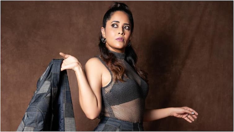 Anasuya reveals her college incident in Kirak Boys Khiladi Girls show slaps boy in Mehdipatnam Anasuya: కాలర్ పట్టుకుని లాగి పెట్టి కొట్టిన అనసూయ - మెహదీపట్నంలో ఆకతాయికి మాస్ వార్నింగ్!