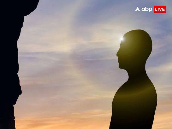 कराग्रे वसति लक्ष्मी, कर मध्ये सरस्वती। करमूले तू ब्रह्मा, प्रभाते कर दर्शनम्।। ' इस मंत्र का जाप ब्रह्म मुहूर्त में अपनी हथेली को देखते हुए करें आप दिन शुभ रहेगा.