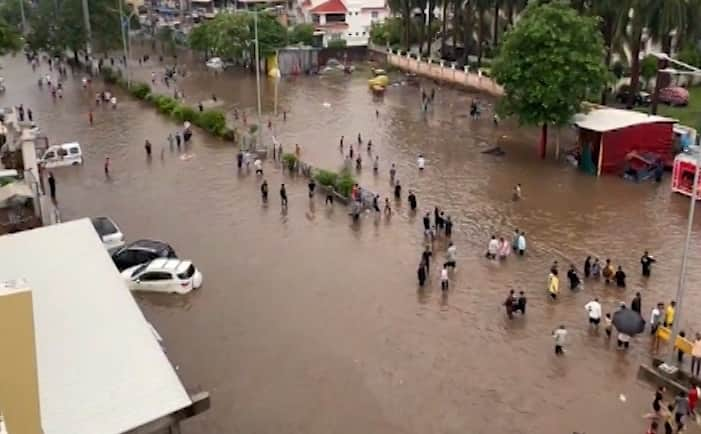 There was heavy rain in Surat city and rural areas બપોર સુધીમાં રાજ્યના 134 તાલુકામાં વરસાદ, સુરતના પલસાણામાં સૌથી વધુ સાડા પાંચ ઇંચ વરસાદ