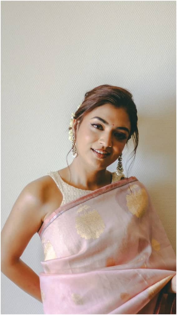 పింక్‌ చీరలో 'పుష్ప' విలన్‌ భార్య నజ్రియా మెరుపులు - క్యూట్‌గా నవ్వుతూ కట్టిపడేస్తున్న భామ