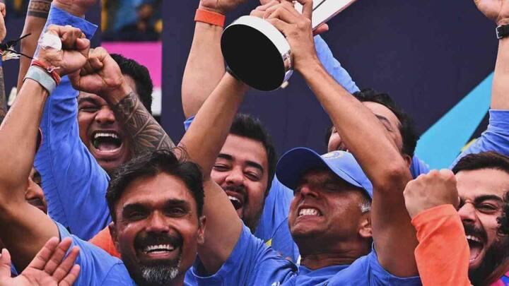 इस टी20 वर्ल्ड कप में टीम इंडिया एक भी मैच नहीं हारी.  फाइनल में पहले बल्लेबाजी करते हुए उन्होंने 176 रन बनाए.  जवाब में दक्षिण अफ्रीकी टीम 169 रन ही बना सकी.  भारत के लिए विराट कोहली ने बल्लेबाजी में दिखाया दम.  जबकि गेंदबाजी में जसप्रीत बुमराह, अर्शदीप सिंह और हार्दिक पंड्या ने कमाल किया.