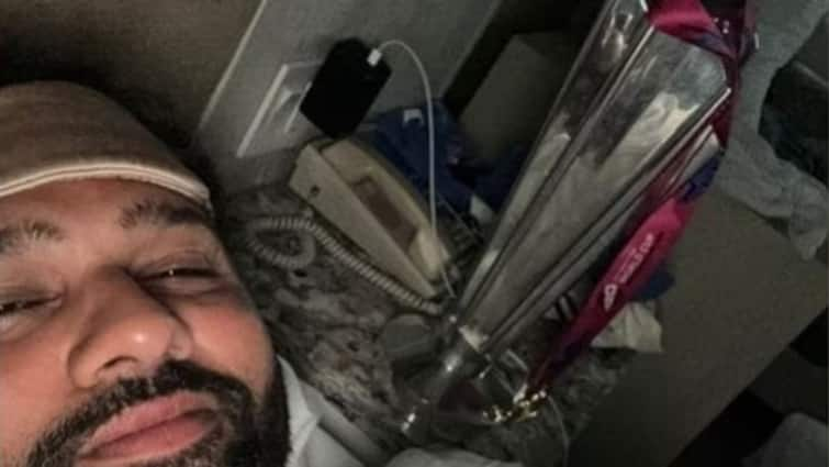 Rohit Sharma wakes up in bed with T20 World Cup trophy posts photo Rohit Sharma: உலகக் கோப்பையுடன் வணக்கம் சொன்ன ஹிட்மேன் ரோஹித் ஷர்மா..வைரல் போஸ்ட்!