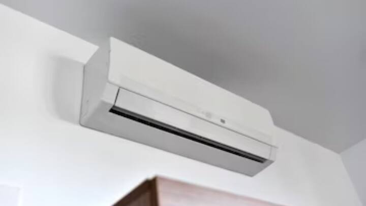 पर कूलर के मुकाबले एसी गर्मी से जल्दी राहत देती है. जहां एसी थोड़ी महंगी आती है. उसके इस्तेमाल से बिजली का बिल भी ज्यादा आता है.