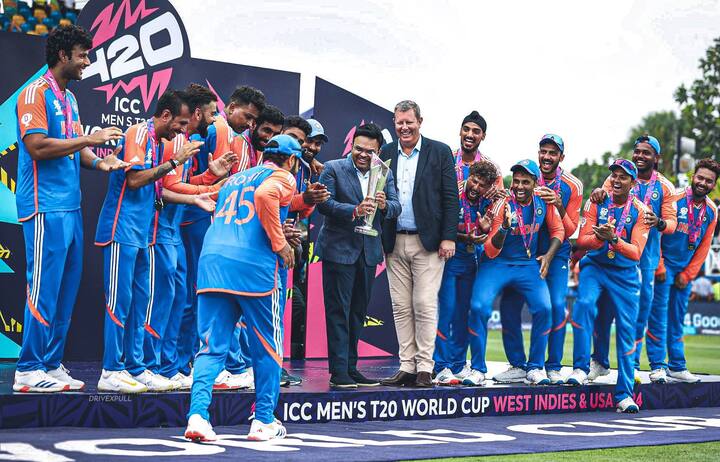 विजयानंतर प्रत्येक खेळाडू आनंदात न्हाहून निघाला होता. यावेळी रोहित शर्मा वेगळ्याच मूडमध्ये दिसला. यावेळी जेतेपदाची ट्रॉफी घेण्यासाठी जाताना रोहित शर्माने केलेल्या कृतीची सध्या जोरदार चर्चा रंगली आहे.