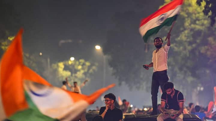 रोहित शर्मा की कप्तानी में टीम इंडिया ने खिताब जीता. भारत इससे पहले वनडे विश्व कप 2023 के फाइनल में पहुंचा था। लेकिन यहां उसे ऑस्ट्रेलिया से हार मिली थी।