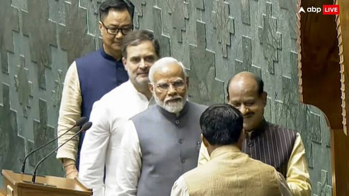 संविधान का अनुच्छेद 93 कहता है कि डिप्टी स्पीकर का चयन होना ही चाहिए. सदन के दो सदस्यों का चयन स्पीकर और डिप्टी स्पीकर के रूप में होना संविधान के अनुसार अनिवार्य है. वहीं, संविधान के अनुच्छेद 95 के अनुसार, डिप्टी स्पीकर लोकसभा अध्यक्ष की अनुपस्थिति में उनकी ज़िम्मेदारियों का निर्वहन करता है. अगर डिप्टी स्पीकर का पद ख़ाली रहा तो उस स्थिति में राष्ट्रपति लोकसभा के एक सांसद को ये काम करने के लिए चुनते हैं.