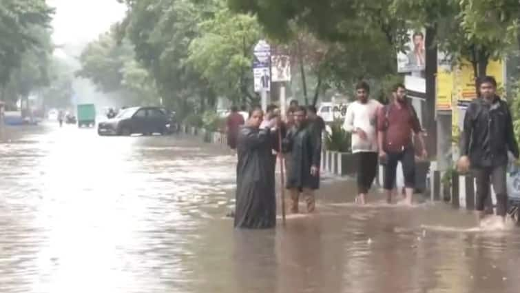 Gujarat Weather Severe Waterlogging in Surat Heavy Rainfall Lashes Amreli IMD Details Gujarat Rain: गुजरात के सूरत में भारी बारिश से सड़कें जाम, कई घरों और दुकानों में भी घुसा पानी