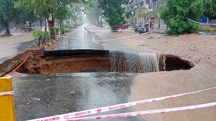 Ahmedabad Rain: સ્કાયસિટી નજીક મોટો ખાડો પડ્યો, ગેસની પાઇપલાઇન લીકેજ થતાં બેસી ગયો રોડ,જુઓ તસવીરો